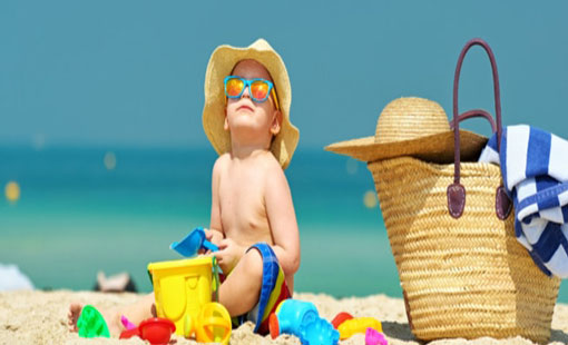 كيف تبقين طفلك آمناً من الشمس في الصيف؟