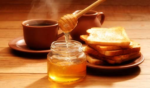 تخلصي من جفاف بشرتك في رمضان بالعسل وزيت اللوز