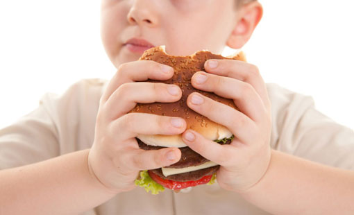 البدانة عند الأطفال.. أسباب غذائية ومرضية