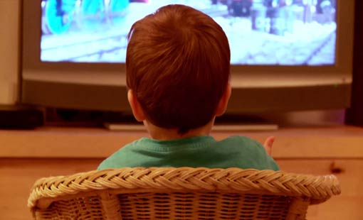 التلفاز.. خطر بالغ على صحة الطفل