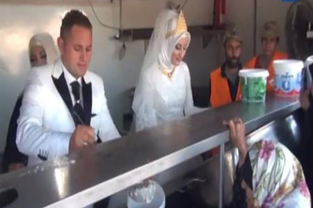 عروسان تركيان يقيمان ولائم لـ4ألاف لاجئ