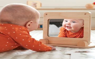 متى يتعرف الأطفال على أنفسهم في المرآة؟