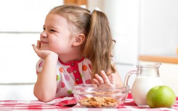 5 أخطاء تجعل طفلك يرفض الطعام