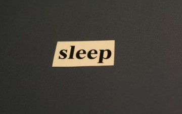دراسة تكشف عن فوائد النوم على الجنب