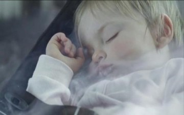 نوم الطفل بجوار أبويه المدخنين يعرّض حياته للخطر