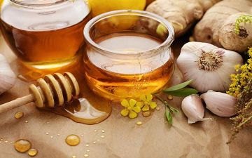 العسل والثوم.. فوائد صحّية واستخدامات