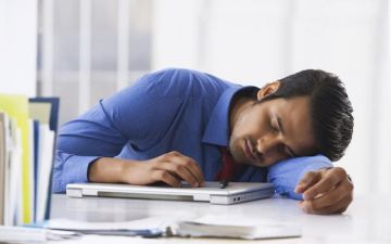 النعاس يسيطر على يومنا.. ما تأثيره على المزاج والإنتاجية؟