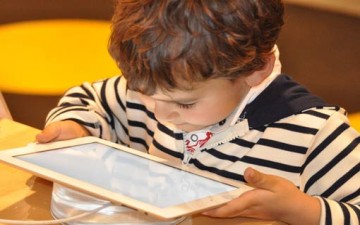 استخدام الأطفال للتكنولوجيا.. مضر أم مفيد؟