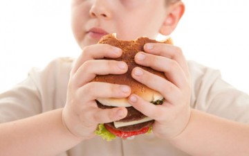 البدانة عند الأطفال.. أسباب غذائية ومرضية