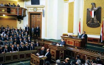 مرسي يسلّم السلطة التشريعية لـمجلس الشورى