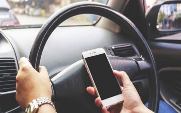 مخاطر استخدام الهاتف أثناء القيادة