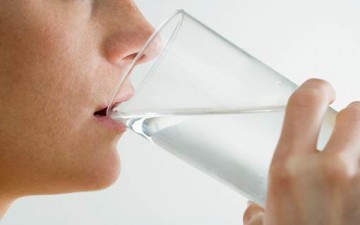 شرب الماء.. قبل، ومع أو بعد الأكل؟