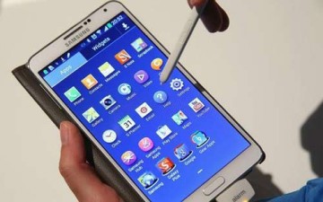 سامسونغ تخطط لإطلاق هاتف بشاشة ثلاثية