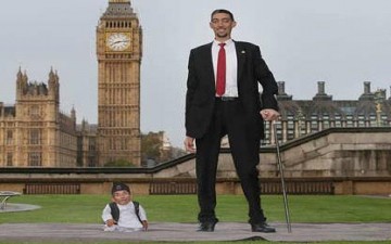 لندن تجمع بين أطول وأقصر رجلين في العالم