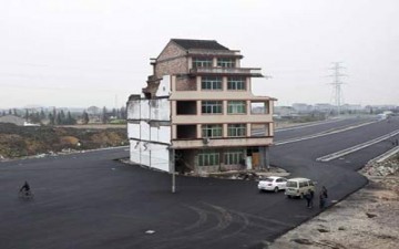 إنشاء طريق سريع حول منزل صيني