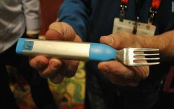 شوكة مزودة بتقنية لتناول الطعام بطريقة صحية