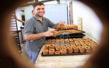 صناعة الكعك.. حرفة الفلسطينيين في عيد الفطر (بالصور)