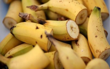 الموز لانتزاع قلادة ابتلعها لص