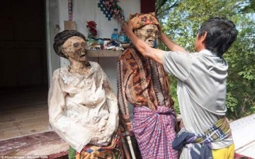 قرية إندونيسية تستخرج موتاها (بالصور)