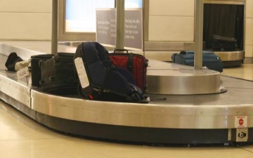 عمال مطار  يسرقون حقائب المسافرين