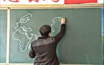 معلم جغرافي  يرسم خريطة العالم في دقائق